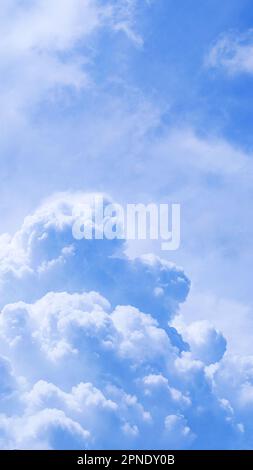 Eine ruhige Szene, ein wolkiger Himmel in Blautönen. Stockfoto