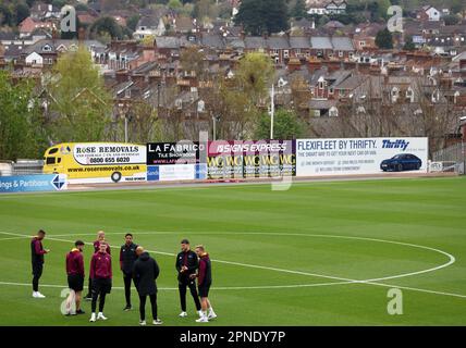 Spieler aus dem Derby County besichtigen das Spielfeld vor dem Spiel der Sky Bet League One in St. James Park, Exeter. Foto: Dienstag, 18. April 2023. Stockfoto