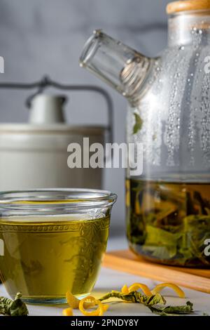 Grüner Tee mit Kräutern. Hochformat. Stockfoto