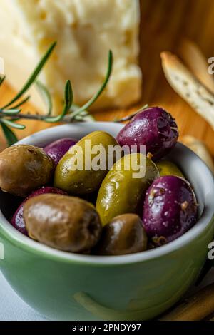 Gemischte griechische Oliven in einem Serviergericht. Oben, Nahaufnahme. Stockfoto