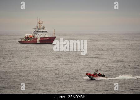 Das Offshore-Patrouillenschiff der kanadischen Küstenwache CCGS Leonard J Cowley, das in Formation mit den Schiffen der Operation Nanook 2022 in Nordkanada eingesetzt wird. Stockfoto