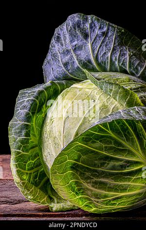 Ein Kopf Grünkohl. Portait-Format. Schließen. Stockfoto