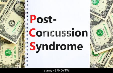 PCS-Postconcussion-Syndrom-Symbol. Konzeptbegriffe PCS-Postconcussion-Syndrom auf weißer Schrift auf einem schönen Hintergrund von Dollarnoten. Medizinische und Stockfoto