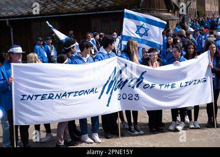 Czestochowa, Polen. 18. April 2023. Menschen mit israelischen Flaggen und Bannern im ehemaligen deutschen Konzentrations- und Vernichtungslager Auschwitz. Jedes Jahr kommen Tausende Juden nach Auschwitz-Birkenau, einem ehemaligen deutschen konzentrations- und Vernichtungslager, um am Internationalen Marsch der Lebenden teilzunehmen. Überlebende des Holocaust nehmen ebenfalls am marsch Teil. Kredit: SOPA Images Limited/Alamy Live News Stockfoto