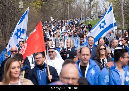 Czestochowa, Polen. 18. April 2023. Menschen mit israelischen Flaggen und Bannern sahen, wie sie auf der Straße marschierten. Jedes Jahr kommen Tausende Juden nach Auschwitz-Birkenau, einem ehemaligen deutschen konzentrations- und Vernichtungslager, um am Internationalen Marsch der Lebenden teilzunehmen. Überlebende des Holocaust nehmen ebenfalls am marsch Teil. Kredit: SOPA Images Limited/Alamy Live News Stockfoto