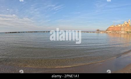 Panoramablick auf den kleinen Hafen von Termoli, einem mittelalterlichen Dorf in der Provinz Campobasso. Stockfoto