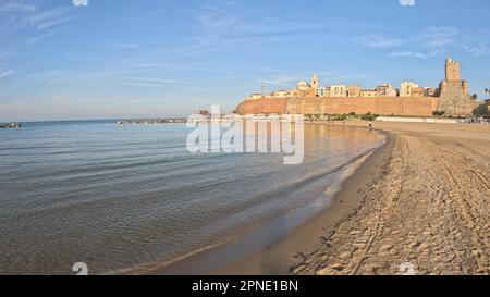 Panoramablick auf den kleinen Hafen von Termoli, einem mittelalterlichen Dorf in der Provinz Campobasso. Stockfoto