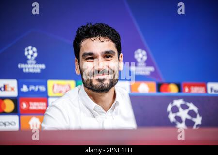 München, Deutschland. 18. April 2023. Fußball: Champions League, Bayern München - Manchester City, K.o.-Runde, Viertelfinale, zweite Liga. Manchester City Pressekonferenz in der Allianz Arena. Ilkay Gündogan von Manchester City spricht auf der Pressekonferenz. Kredit: Matthias Balk/dpa/Alamy Live News Stockfoto