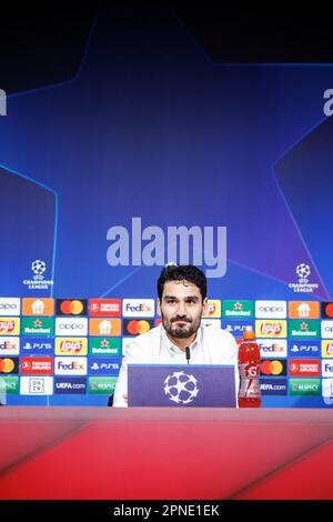 München, Deutschland. 18. April 2023. Fußball: Champions League, Bayern München - Manchester City, K.o.-Runde, Viertelfinale, zweite Liga. Manchester City Pressekonferenz in der Allianz Arena. Ilkay Gündogan von Manchester City spricht auf der Pressekonferenz. Kredit: Matthias Balk/dpa/Alamy Live News Stockfoto