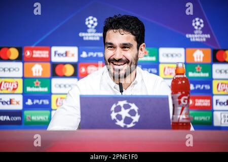 München, Deutschland. 18. April 2023. Fußball: Champions League, Bayern München - Manchester City, K.o.-Runde, Viertelfinale, zweite Liga. Manchester City Pressekonferenz in der Allianz Arena. Ilkay Gündogan von Manchester City reagiert auf der Pressekonferenz. Kredit: Matthias Balk/dpa/Alamy Live News Stockfoto