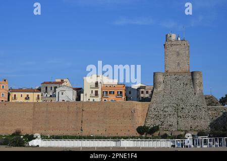 Panoramablick auf den kleinen Hafen von Termoli, einem mittelalterlichen Dorf in der Provinz Campobasso. Stockfoto