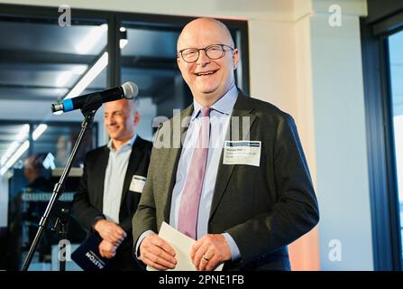 Berlin, Deutschland. 18. April 2023. Michael Theurer (FDP), Parliamentary4 Staatssekretär für Digitale Angelegenheiten und Verkehr, spricht zur Eröffnung des neuen Firmensitzes des französischen Eisenbahnherstellers Alstom am Ernst-Reuter-Platz. Kredit: Annette Riedl/dpa/Alamy Live News Stockfoto