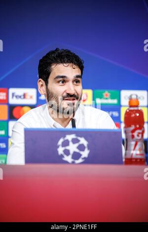 München, Deutschland. 18. April 2023. Fußball: Champions League, Bayern München - Manchester City, K.o.-Runde, Viertelfinale, zweite Liga. Manchester City Pressekonferenz in der Allianz Arena. Ilkay Gündogan von Manchester City spricht auf der Pressekonferenz. Kredit: Matthias Balk/dpa/Alamy Live News Stockfoto