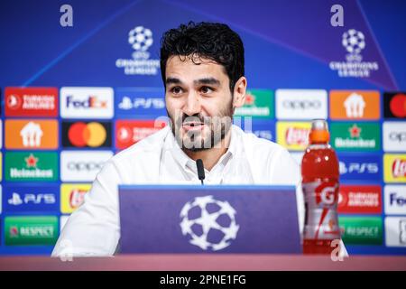 München, Deutschland. 18. April 2023. Fußball: Champions League, Bayern München - Manchester City, K.o.-Runde, Viertelfinale, zweite Liga. Manchester City Pressekonferenz in der Allianz Arena. Ilkay Gündogan von Manchester City spricht auf der Pressekonferenz. Kredit: Matthias Balk/dpa/Alamy Live News Stockfoto