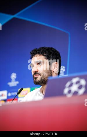 München, Deutschland. 18. April 2023. Fußball: Champions League, Bayern München - Manchester City, K.o.-Runde, Viertelfinale, zweite Liga. Manchester City Pressekonferenz in der Allianz Arena. Ilkay Gündogan von Manchester City spricht auf der Pressekonferenz. Kredit: Matthias Balk/dpa/Alamy Live News Stockfoto