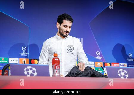 München, Deutschland. 18. April 2023. Fußball: Champions League, Bayern München - Manchester City, K.o.-Runde, Viertelfinale, zweite Liga. Pressekonferenz Manchester City in der Allianz Arena. Ilkay Gündogan aus Manchester City kommt zur Pressekonferenz. Kredit: Matthias Balk/dpa/Alamy Live News Stockfoto