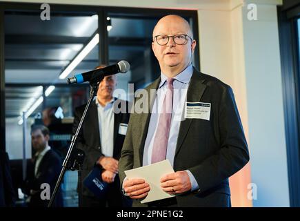 Berlin, Deutschland. 18. April 2023. Michael Theurer (FDP), Parliamentary4 Staatssekretär für Digitale Angelegenheiten und Verkehr, spricht zur Eröffnung des neuen Firmensitzes des französischen Eisenbahnherstellers Alstom am Ernst-Reuter-Platz. Kredit: Annette Riedl/dpa/Alamy Live News Stockfoto