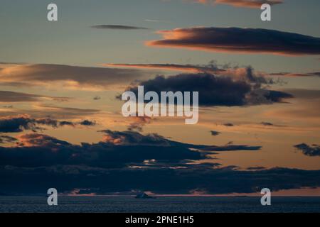 Wolken am Himmel über den Gewässern Nordkanadas. Stockfoto