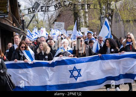 Czestochowa, Polen. 18. April 2023. Menschen mit israelischen Flaggen und Bannern vor Birkenau, einem ehemaligen deutschen Konzentrations- und Vernichtungslager. Jedes Jahr kommen Tausende Juden nach Auschwitz-Birkenau, einem ehemaligen deutschen konzentrations- und Vernichtungslager, um am Internationalen Marsch der Lebenden teilzunehmen. Überlebende des Holocaust nehmen ebenfalls am marsch Teil. (Foto: Wojciech Grabowski/SOPA Images/Sipa USA) Guthaben: SIPA USA/Alamy Live News Stockfoto