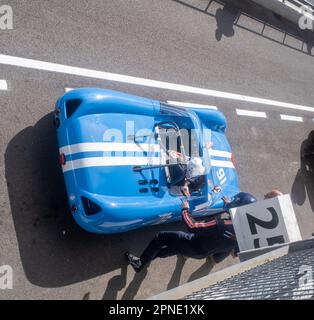 April 2023 - Pit Lane Action während des Goodwood Member Meeting 80. Stockfoto