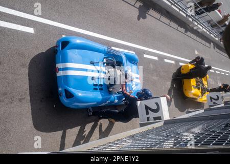 April 2023 - Pit Lane Action während des Goodwood Member Meeting 80. Stockfoto