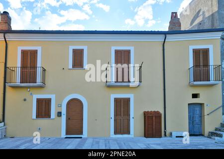 Ein charakteristisches Haus im historischen Viertel Termoli, einer Küstenstadt in der Provinz Campobasso. Stockfoto