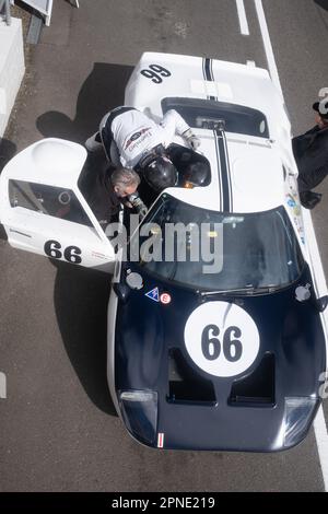 April 2023 - Pit Lane Action während des Goodwood Member Meeting 80. Stockfoto