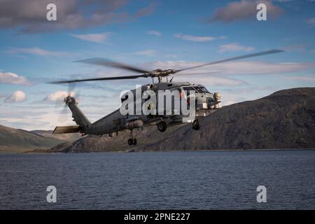 Royal Danish Navy Sikorsky MH-60R Seahawk Helikopter während Operation Nanook 2022 in Saglek Fjord, Labrador, Kanada. Stockfoto