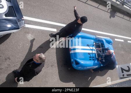 April 2023 - Pit Lane Action während des Goodwood Member Meeting 80. Stockfoto