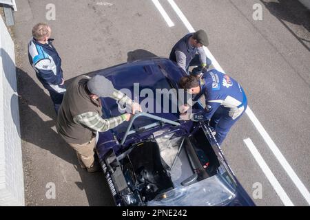 April 2023 - Pit Lane Action während des Goodwood Member Meeting 80. Stockfoto