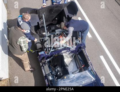 April 2023 - Pit Lane Action während des Goodwood Member Meeting 80. Stockfoto