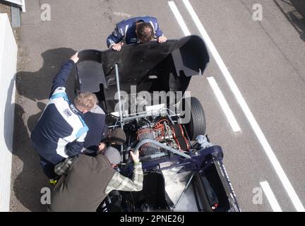 April 2023 - Pit Lane Action während des Goodwood Member Meeting 80. Stockfoto