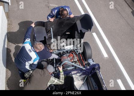 April 2023 - Pit Lane Action während des Goodwood Member Meeting 80. Stockfoto