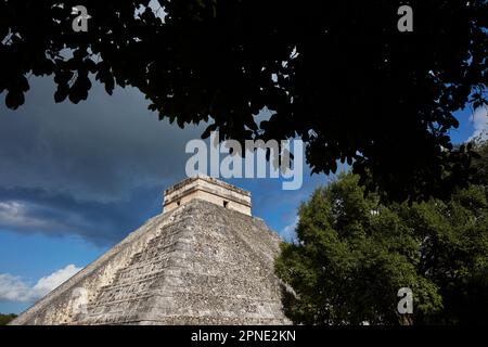 Der „Tempel des Kukulcan“ (El Castillo), eine mesoamerikanische Stufenpyramide in der archäologischen Stätte von Chichen Itza, Yucatan, Mexiko. Stockfoto