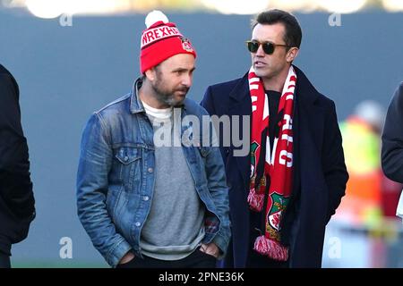 Wrexham-Besitzer Rob McElhenney (rechts) und Schauspieler Charlie Day vor dem Spiel der Vanarama National League auf dem Rennplatz, Wrexham. Foto: Dienstag, 18. April 2023. Stockfoto