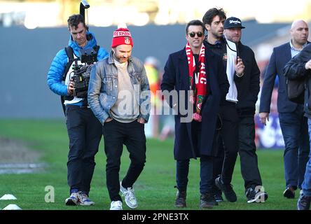 Wrexham Besitzer Rob McElhenney (Mitte rechts) und Schauspieler Charlie Day vor dem Spiel der Vanarama National League auf dem Rennplatz Wrexham. Foto: Dienstag, 18. April 2023. Stockfoto