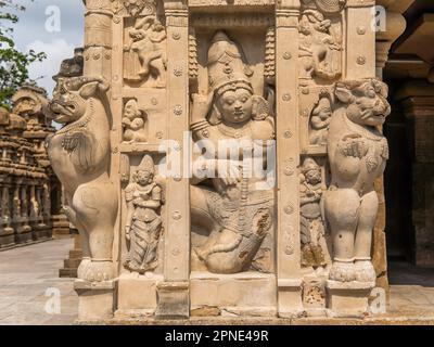 Alte Skulptur des Dwara Balakar zusammen mit mythologischen Löwen im Kailasanatha-Tempel, Kanchipuram (Kancheepuram Kanjivaram), Tamil-Nadu, Indien. Stockfoto