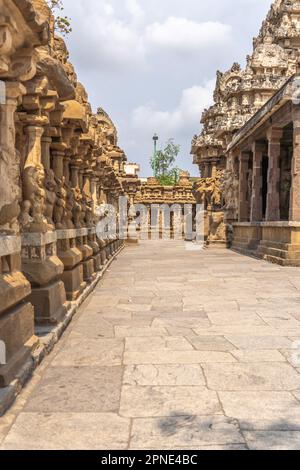 Tempelkorridor mit seinen wunderschönen alten Skulpturen des mythologischen Löwen im Kailasanatha-Tempel, Kanchipuram (Kancheepuram Kanjivaram), Tamil-Nadu, Indi Stockfoto