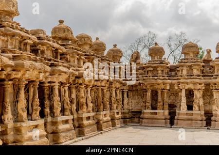 Tempelkorridor mit seinen wunderschönen alten Skulpturen des mythologischen Löwen im Kailasanatha-Tempel, Kanchipuram (Kancheepuram Kanjivaram), Tamil-Nadu, Indi Stockfoto