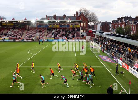 Spieler aus Derby County wärmen sich vor dem Spiel der Sky Bet League One im St. James Park in Exeter auf. Foto: Dienstag, 18. April 2023. Stockfoto