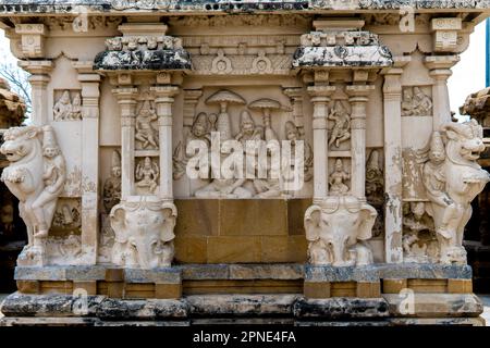 Alte Skulptur des Pallava-Königs im historischen Kailasanatha-Tempel mit Elefanten und mythologischen Löwen, Kanchipuram (Kancheepuram Kanjivaram), Tamil-Nadu, Stockfoto