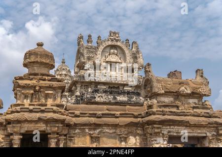 Eine der Gopuram-Ansichten zwischen zwei zerstörten Strukturen. Im Kailasanathar-Tempel in Kanchipura ist das perfekt und ruiniert Stockfoto