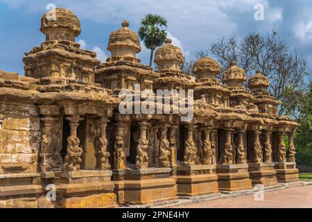 Externe kleine Mandapams im traditionellen Kailasanathar-Tempel in Kanchipram, Tamil Nadu, Indien Stockfoto