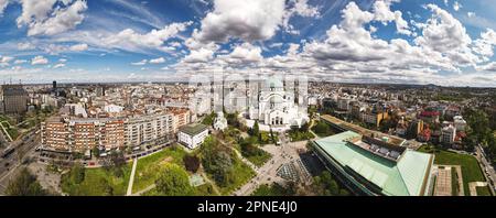 Belgrader Stadtlandschaft. Panoramablick auf eine alte belgrader Hauptstadt Serbiens mit der Kirche der Heiligen Sava. Stockfoto