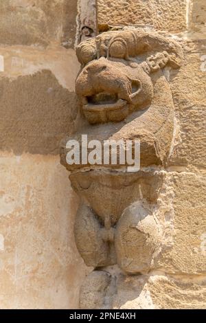 Alte Skulptur des mythologischen Löwen im Kailasanatha-Tempel, Kanchipuram (Kancheepuram Kanjivaram), Tamil-Nadu, Indien. Stockfoto