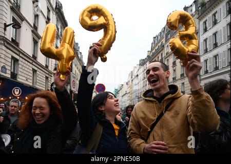 Julien Mattia / Le Pictorium - 17/4/2023 - Frankreich / Paris / Paris - Rassembblement avec un concert de casseroles a la mairie du 10eme Arrondissement de Paris contre la reforme des Retraites pendant le discours television d'Emmanuel Macron, le 17 avril 2023 / 17/4/2023 - Frankreich / Paris / Paris - Rallye mit einem Pfannen-Konzert im Rathaus des 10. Bezirks von Paris gegen die Rentenreform während Emmanuel Macrons Fernsehrede vom 17. April 2023 Stockfoto