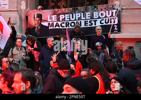 Julien Mattia / Le Pictorium - 17/4/2023 - Frankreich / Paris / Paris - Rassembblement avec un concert de casseroles a la mairie du 10eme Arrondissement de Paris contre la reforme des Retraites pendant le discours television d'Emmanuel Macron, le 17 avril 2023 / 17/4/2023 - Frankreich / Paris / Paris - Rallye mit einem Pfannen-Konzert im Rathaus des 10. Bezirks von Paris gegen die Rentenreform während Emmanuel Macrons Fernsehrede vom 17. April 2023 Stockfoto