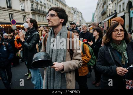 Jan Schmidt-Whitley/Le Pictorium - 17/4/2023 - Frankreich / Paris / Paris - des manifestants font resonner leurs casseroles devant la mairie du 10e. Plusieurs milliers de personnes se sont reunies devant la mairie du 10e Arrondissement de Paris pour protester contre la Politique de Emmanuel Macron et contre la reforme des retraites. Plusieurs centaines de personnes ont ensuite parcouru Paris Pendant plusieurs heures en formant de multiples corteges sauvages et jouant au Chat et a la souris avec les Forces de l'ordre depassees par les evenements et la mobilite des groupes compose majoritaireme Stockfoto