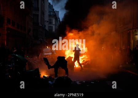 Julien Mattia / Le Pictorium - 17/4/2023 - Frankreich / Paris / Paris - Manifestation sauvage et feu de poubelles SUITE A l'Allocution TV d'Emmanuel Macron le 17 Avril des Opposants a la reforme des retraites, a Paris. / 17/4/2023 - Frankreich / Paris / Paris - wilde Demonstration und Verbrennung von Mülltonnen nach Emmanuel Macrons Fernsehrede am 17. April von Gegnern der Rentenreform in Paris. Stockfoto