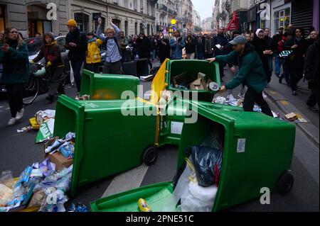 Julien Mattia / Le Pictorium - 17/4/2023 - Frankreich / Paris / Paris - Manifestation sauvage et feu de poubelles SUITE A l'Allocution TV d'Emmanuel Macron le 17 Avril des Opposants a la reforme des retraites, a Paris. / 17/4/2023 - Frankreich / Paris / Paris - wilde Demonstration und Verbrennung von Mülltonnen nach Emmanuel Macrons Fernsehrede am 17. April von Gegnern der Rentenreform in Paris. Stockfoto